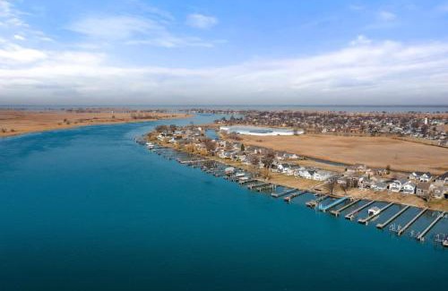 Pearl Beach Apartamento | Lakeside Bliss 2BR, 1BA with All Modern Comforts