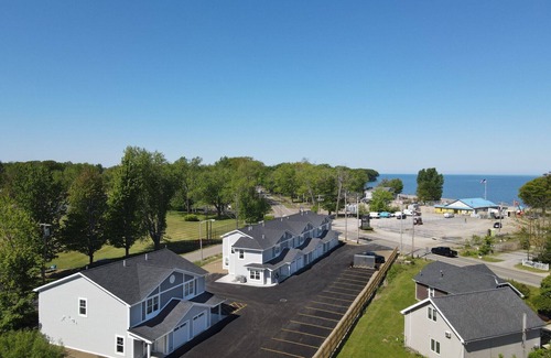 Lake Erie Beach Condominio | Lakeside Bliss- Close to Highmark Stadium, home of the Bills!
