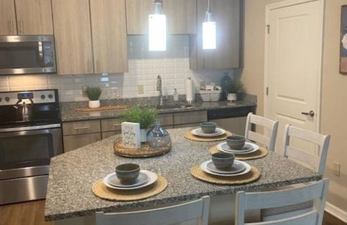 Northside Apartamento | Lakeside Bliss: Near Airport & River City Marketplace