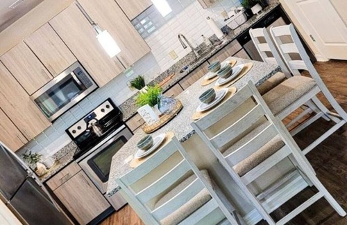 Northside Apartamento | Lakeside Bliss: Near Airport & River City Marketplace