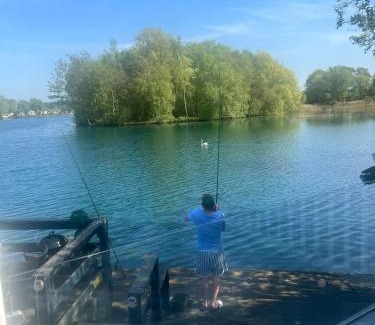 Tattershall Complejo | Lakeside Bliss with Fishing Peg and Hot Tub
