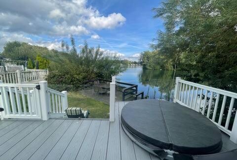 Tattershall Complejo | Lakeside Bliss with Fishing Peg and Hot Tub