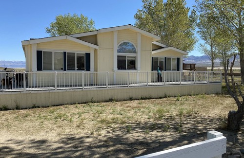 Olancha Cabina | Lakeside Cabin B in the Eastern Sierras