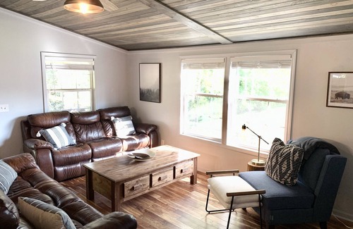 Ashland City Cabina | Lakeside Cabin Minutes From Downtown Nashville