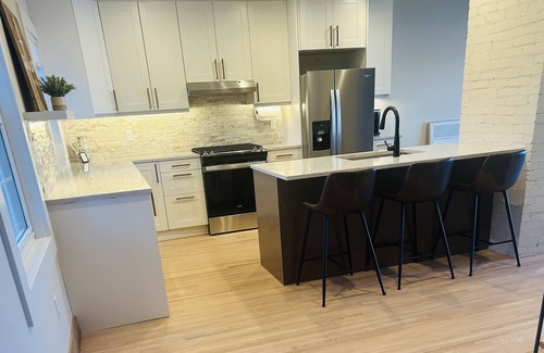 Forest Lake Cabina | LAKESIDE CABIN RETREAT on Forest Lake. The golden coast. 5 min walk downtown.
