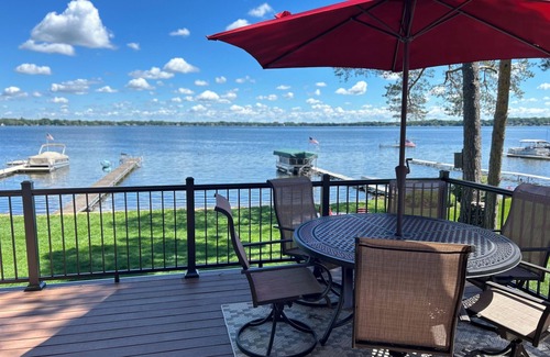 Forest Lake Cabina | LAKESIDE CABIN RETREAT on Forest Lake. The golden coast. 5 min walk downtown.