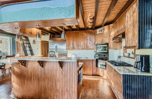 Jonestown Casa | Lakeside Cabin Spacious Patio / Treehouse Sleeps 12