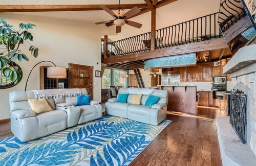 Jonestown Casa | Lakeside Cabin Spacious Patio / Treehouse Sleeps 12