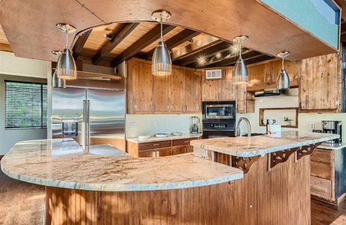 Jonestown Casa | Lakeside Cabin Spacious Patio / Treehouse Sleeps 12