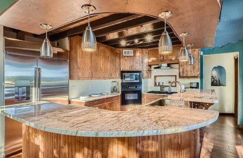 Jonestown Casa | Lakeside Cabin Spacious Patio / Treehouse Sleeps 12