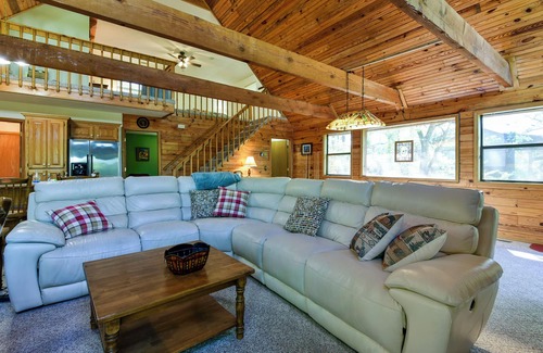 Golden Casa | Lakeside Cabin with Cozy Loft!