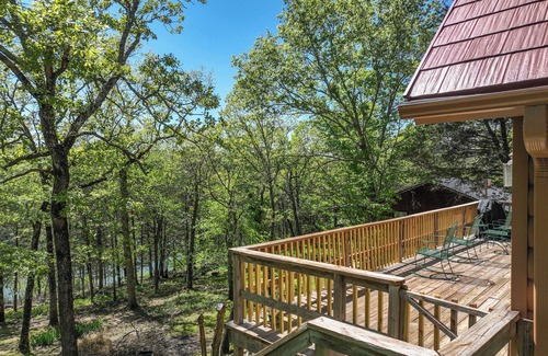 Golden Casa | Lakeside Cabin with Cozy Loft!