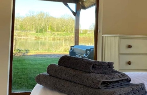 Legbourne Cabina | Lakeside Cabin with Private Hot Tub & Coarse Fishing Lake