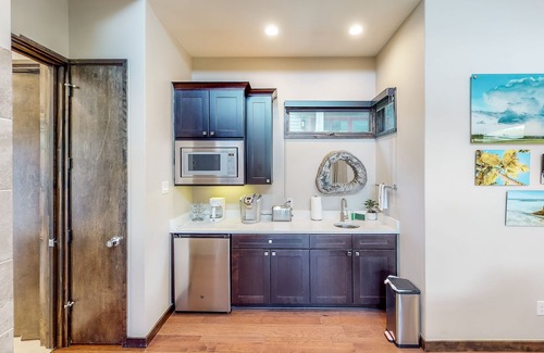 Spicewood Cabina | Lakeside cabin with WFH desk, outdoor kitchen & outdoor shower