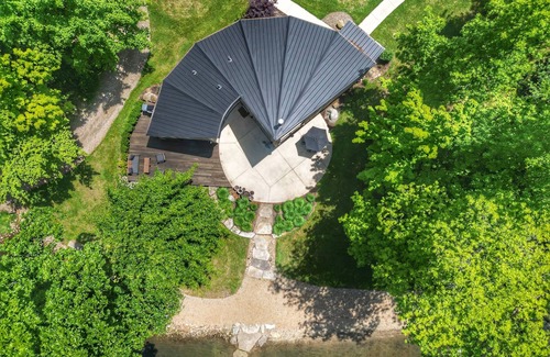 Madison Chalet De Esquí | Lakeside Chalet w/Private Deck, Wood Stove & Scenic Trails in Ohio Wine Country