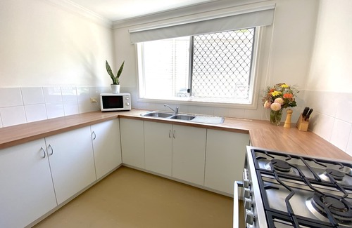 Baldivis Cabaña | Lakeside Lodge Baldivis Short Stay - White Cottage
