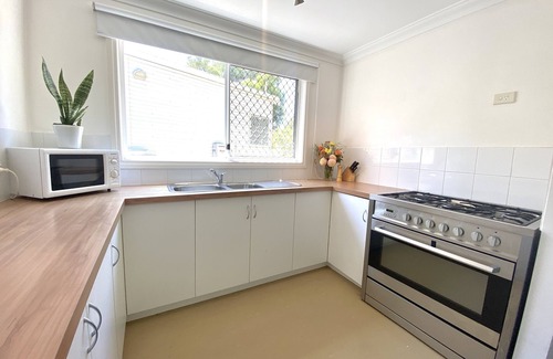 Baldivis Cabaña | Lakeside Lodge Baldivis Short Stay - White Cottage