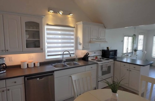 Lambton Shores Cabaña | Lakeside Cottage Retreat – Stunning Sunsets & Waterfront Fun