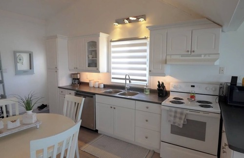 Lambton Shores Cabaña | Lakeside Cottage Retreat – Stunning Sunsets & Waterfront Fun