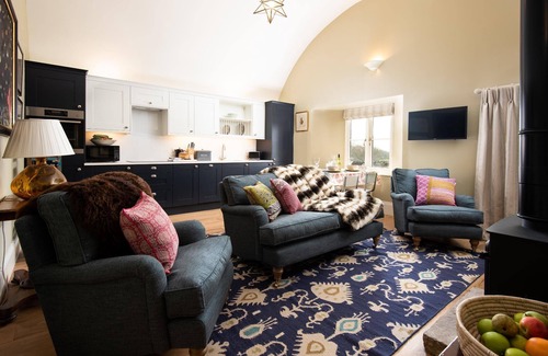 Capheaton Cabaña | Lakeside Cottage, Alice in Capheaton, Northumberland - sleeping 4 guests in two bedrooms