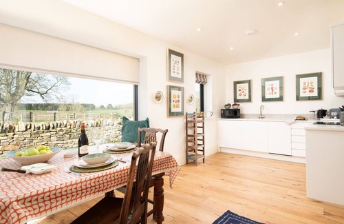 Capheaton Cabaña | Lakeside Cottage, Edward in Capheaton, Northumberland - sleeping 2 guests in one bedrooms