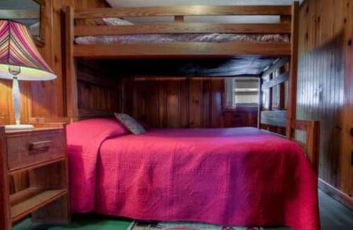 Ashland Cabaña | Lakeside Cottage with Kitchen
