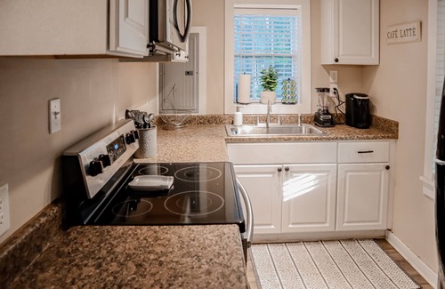 Cobb Casa | Lakeside cottage with dock access, hammock, updated interior, W/D, and AC