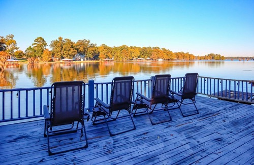 Cobb Casa | Lakeside cottage with dock access, hammock, updated interior, W/D, and AC