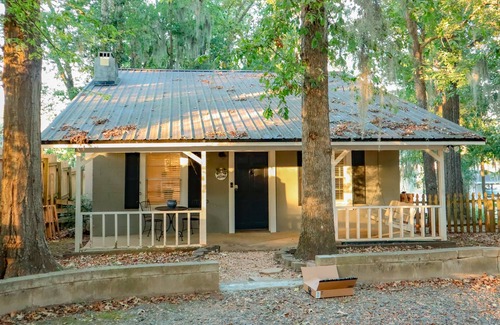 Cobb Casa | Lakeside cottage with dock access, hammock, updated interior, W/D, and AC
