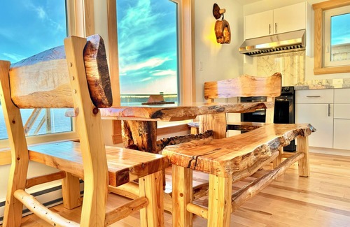 Saint Esprit Cabaña | Lakeside Country Home with Handmade Wood Furniture, Hot Tub, Kayaks, 85”TV