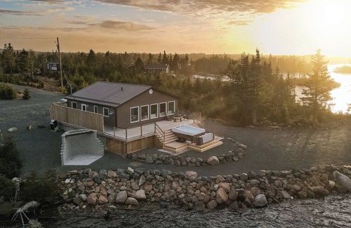 Saint Esprit Cabaña | Lakeside Country Home with Handmade Wood Furniture, Hot Tub, Kayaks, 85”TV