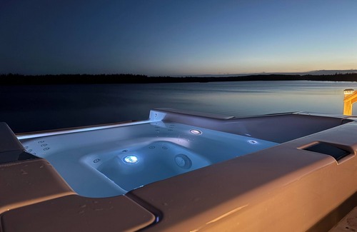 Saint Esprit Cabaña | Lakeside Country Home with Handmade Wood Furniture, Hot Tub, Kayaks, 85”TV