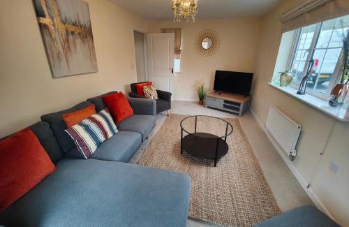 Eastleigh Casa | Lakeside-Dakota 3bed house 2bath parking M27 J5 Southampton Airport sleeps 6