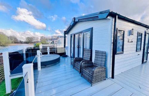 Tattershall Complejo | Lakeside Dorchester Lodge - Hot Tub with Fishing Peg