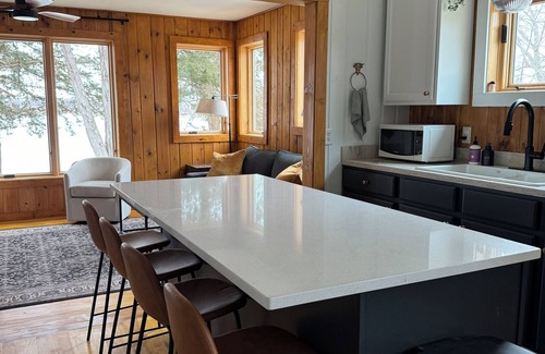 Center City Cabina | Lakeside Escape: Cozy Cabin, 1 Hr from City!