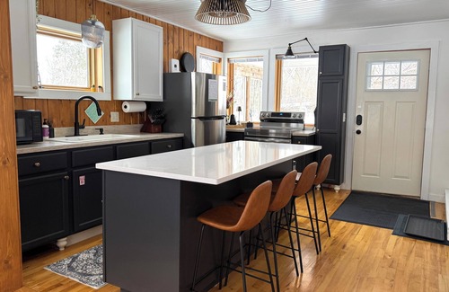 Center City Cabina | Lakeside Escape: Cozy Cabin, 1 Hr from City!