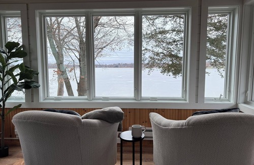 Center City Cabina | Lakeside Escape: Cozy Cabin, 1 Hr from City!