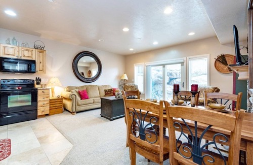 Ogden Apartamento | Lakeside Escape 2 BR | Pool |Hot Tub |Gym |Game Rm