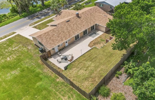 Auburndale Casa | Lakeside Escape - Modern & Spacious - Ace Location