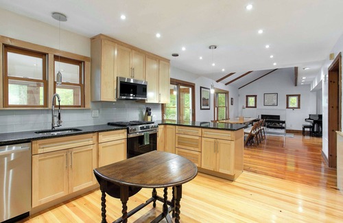 Lenox Dale Casa | Lakeside Estate: 2 Homes For Family Gatherings