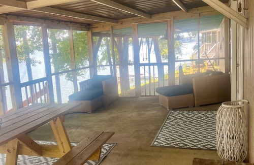 Leesburg Casa | Lakeside fishing cabin with boat lift for your boat! Year round water.