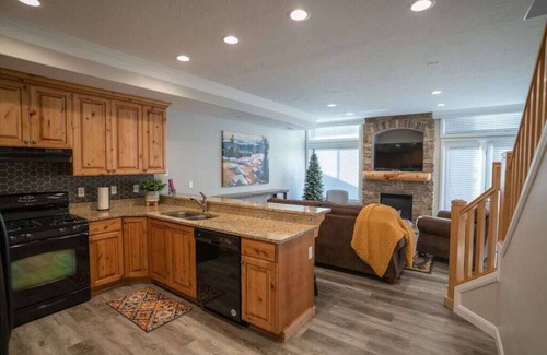 Ogden Casa | Lakeside Funscape | Pool | Pickleball | Hot Tub