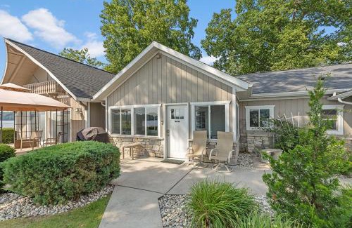 Newaygo Apartamento | Lakeside Getaway with Dock, Firepit, Grill