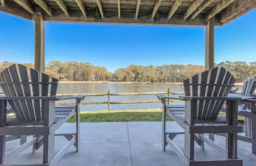 Sea Trail Apartamento | Lakeside Haven Hideaway