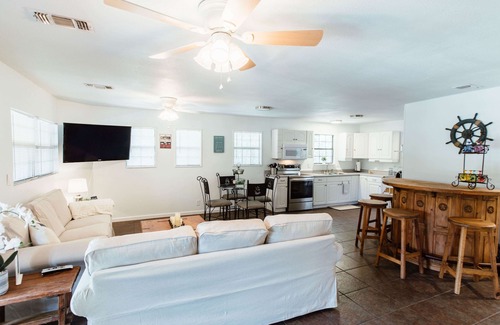 Canyon Lake Casa | Lakeside Hill Country 5BR Home; Covered Parking; Pickleball Court