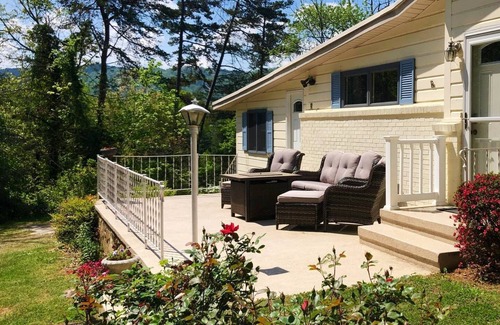 Weaverville Casa | Lakeside Mini Mtn Hideaway, DT Weaverville ~ 0. 5mi, DT Asheville ~ 10min