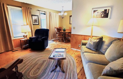 Holiday Island Condominio | Jacuzzi para seis personas, junto al lago, camas King, chimenea!