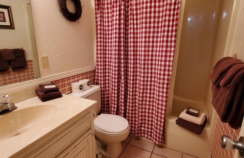 Holiday Island Condominio | Jacuzzi para seis personas, junto al lago, camas King, chimenea!