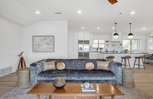 Fort Worth Casa | Lakeside Living at its Finest | Bar, Jacuzzi