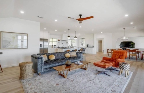 Fort Worth Casa | Lakeside Living at its Finest | Bar, Jacuzzi